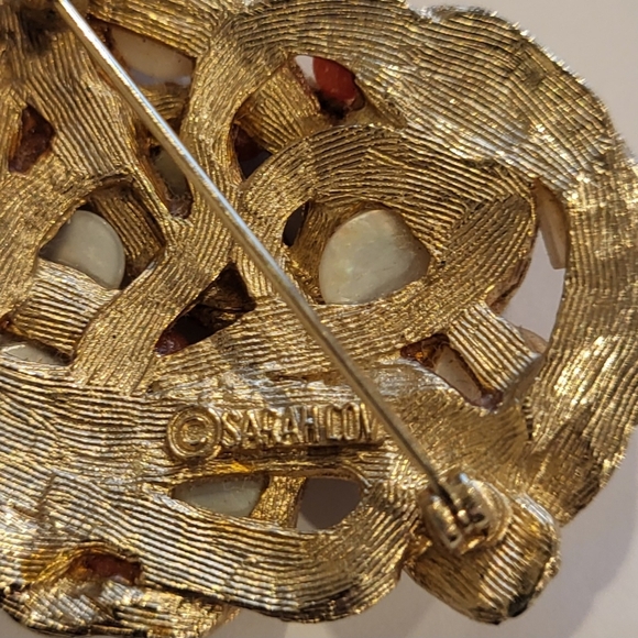 VTG Sarah Coventry Royal Hawaiian MOP Faux Coral Pendant Brooch Pin Gold Tone - Picture 3 of 5